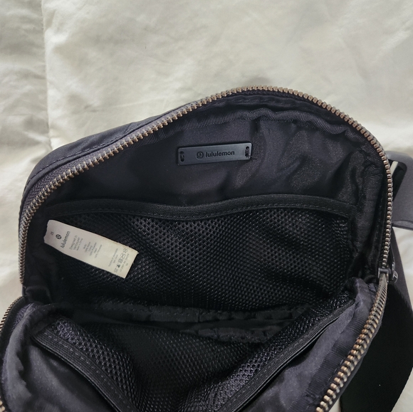 Lululemon Everywhere Women's Belt Bag - Black Travel Festival Concert - Picture 5 of 9